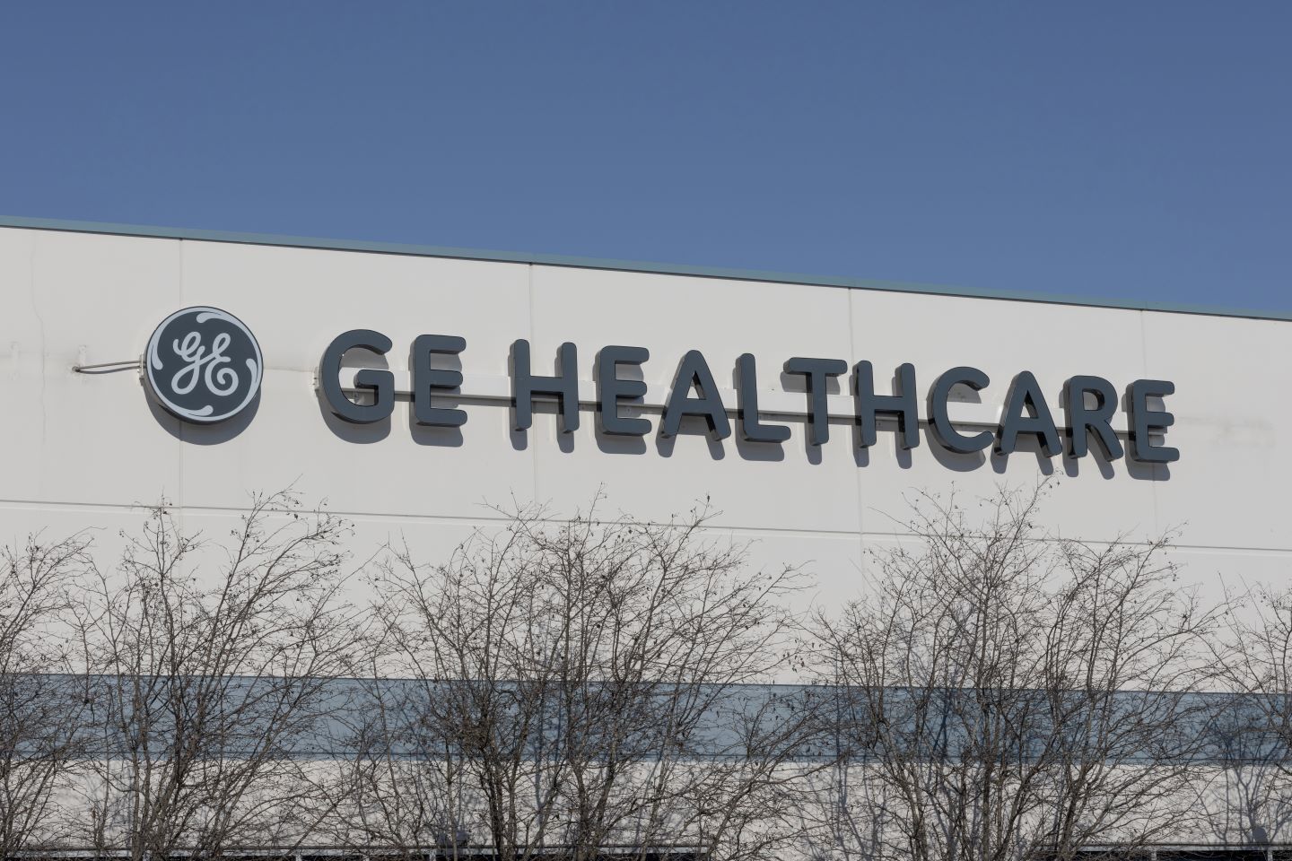 „GE HealthCare“ akcijos smunka 13 %, nes tiekimo grandinės sąnaudos kandžiojasi
